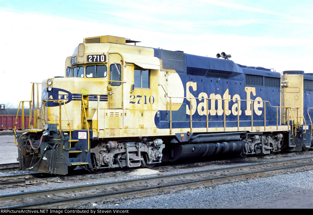 Santa Fe GP30u ATSF #2710 on local.